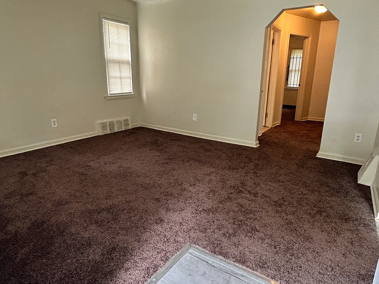 3 bed, 1000 sqft, $1,100 — Photo 2