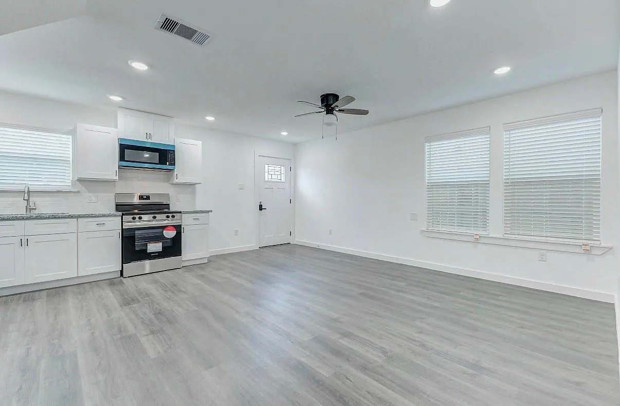3 bed, 2.5 bath, $1,650 — Photo 2