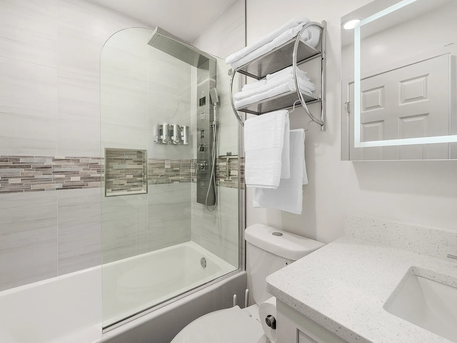 DT PHX |Furnished 1BR | Pet-friendly |All Utils Incl | Ideal for Travel Nurses & Relocators - #3 — Photo 2
