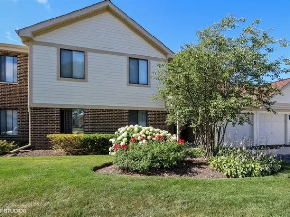 823 E Coach Rd, Palatine, IL 60074