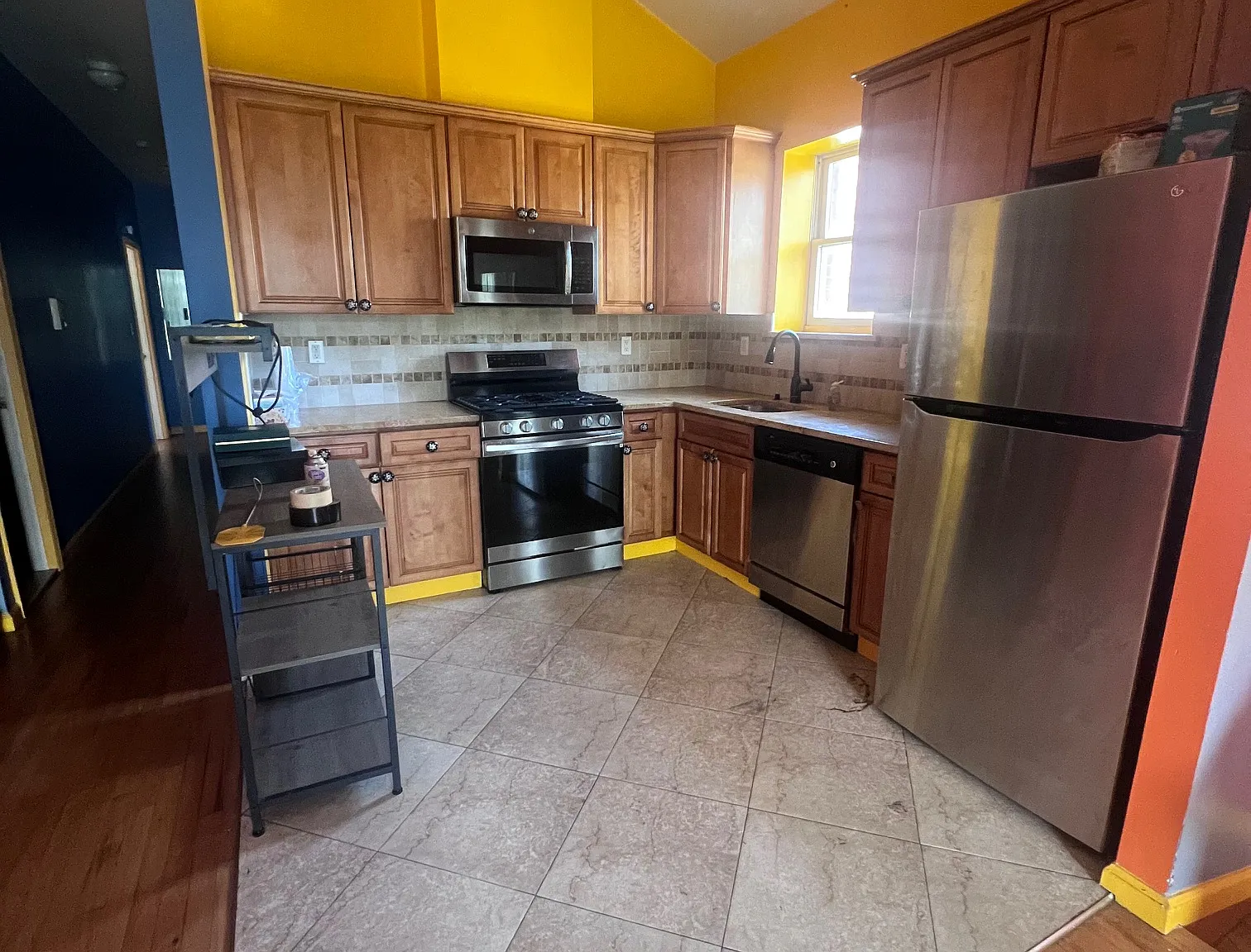 3 bed, 1000 sqft, $2,900 — Photo 2
