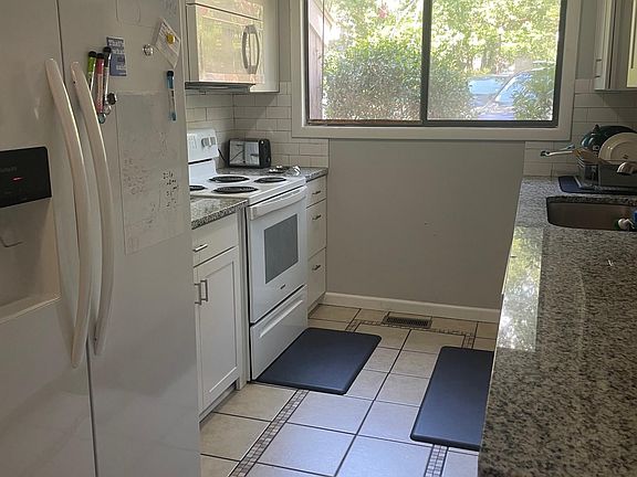Newly remodeled kitchen, all brand new appliances.