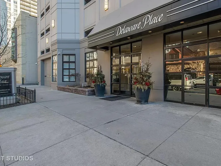 33 W Delaware Pl #12B — Photo 10
