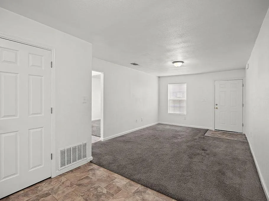802 Stetson Ave — Photo 3