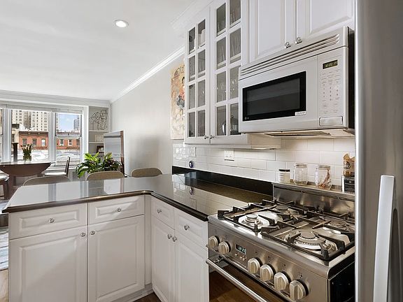 5th image of 311 E 75th St APT 5K