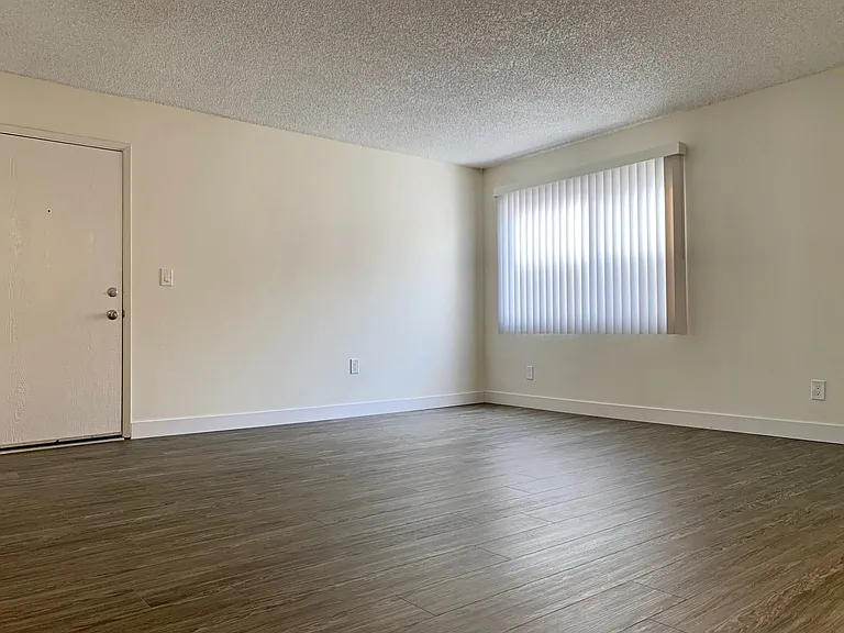 1010-1012 E Acacia Ave — Photo 37