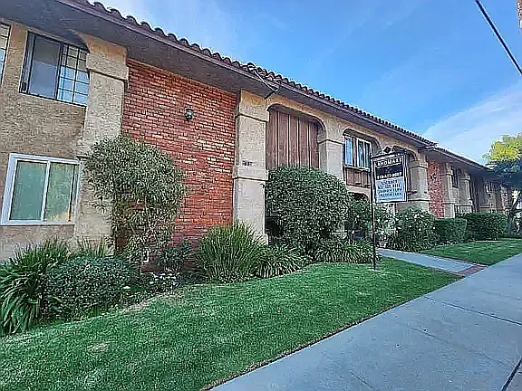 2121 N Verdugo Rd