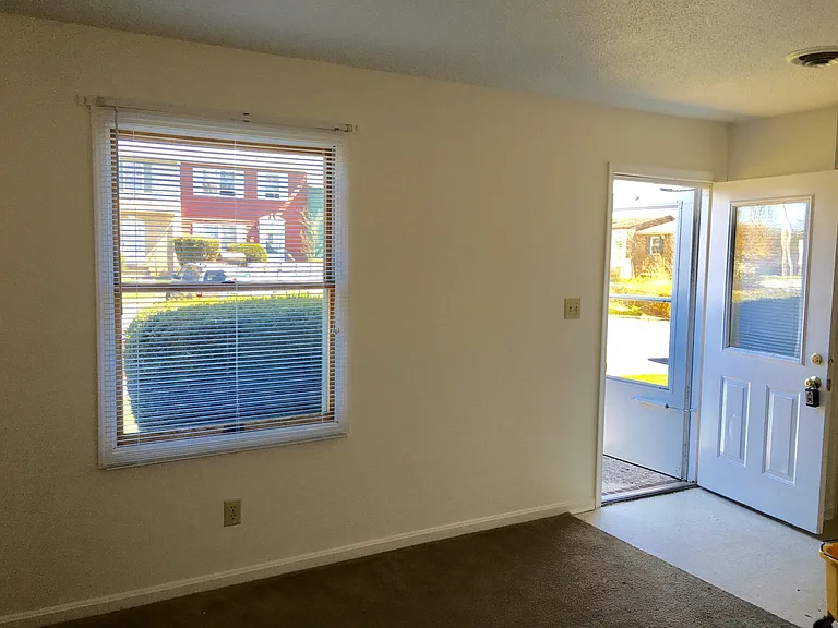209 Surrey Ct — Photo 3