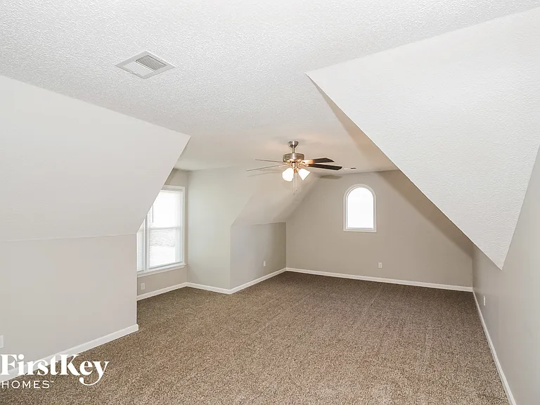 719 Gable Ln — Photo 12