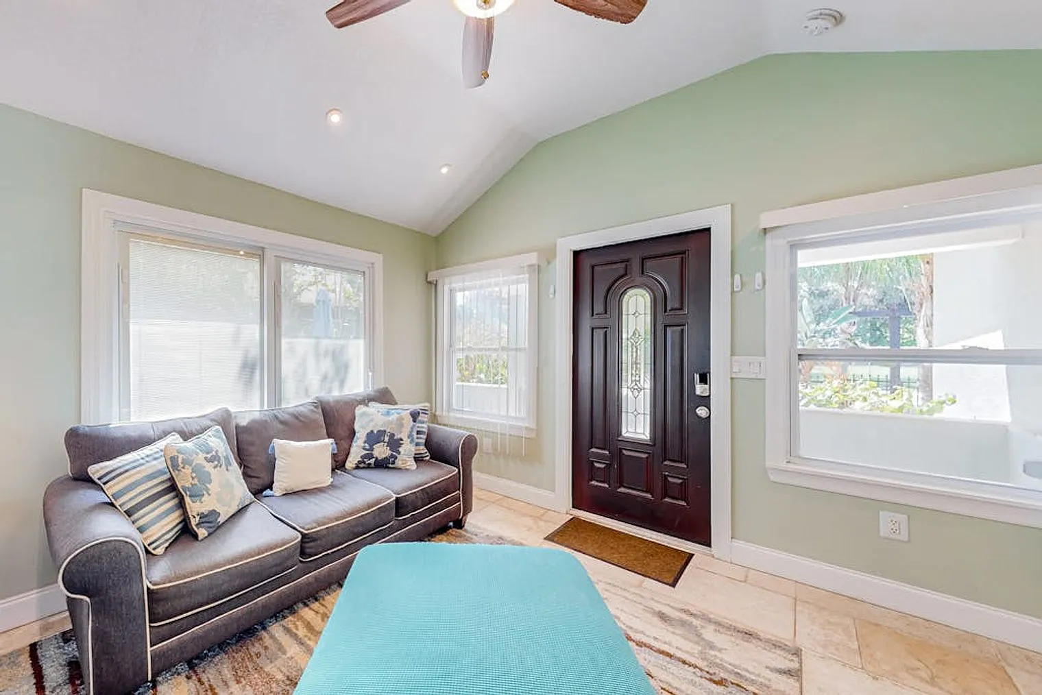 3 bed, 2.0 bath, 1259 sqft, $2,646 — Photo 2