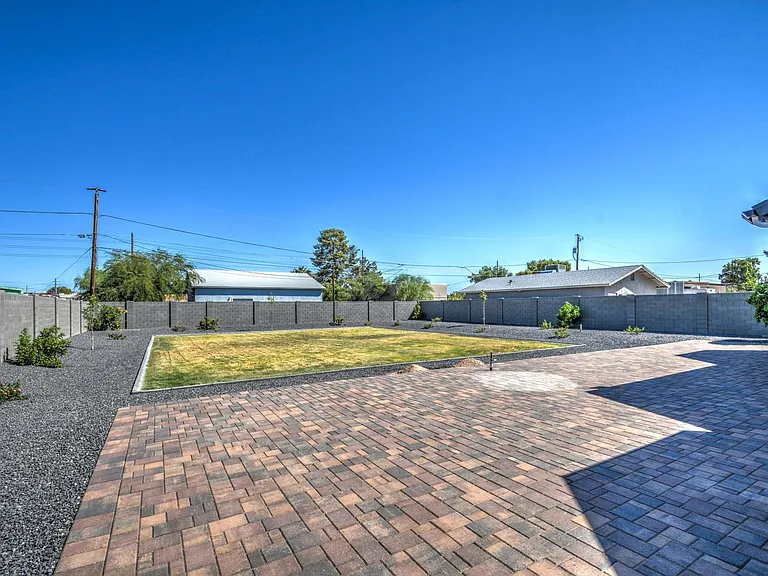 3216 E Sunnyside Ln — Photo 45