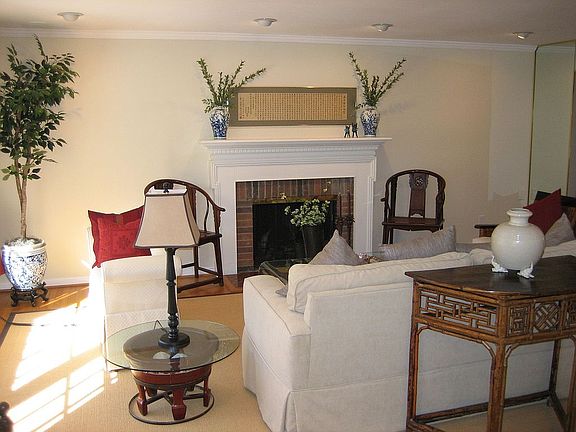 Living room w. fireplace