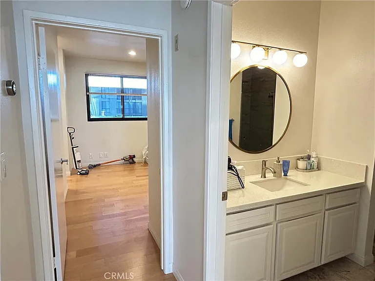 533 S Saint Andrews Pl #319 — Photo 9