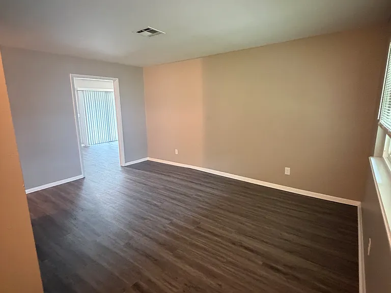 4919 S Oswego Ave — Photo 6