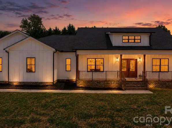 1265 Misty Ln, Hickory, NC 28601