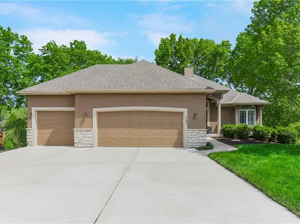 207 Shoreline Dr, Louisburg, KS 66053