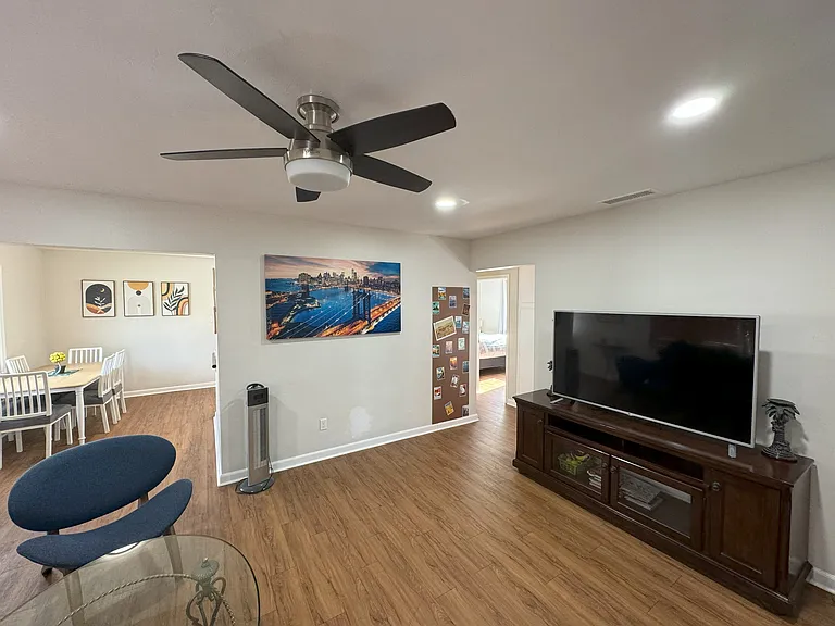 319 N Clementine St — Photo 10