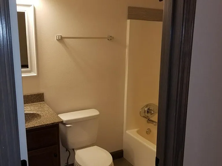411 Meadow Dr — Photo 9