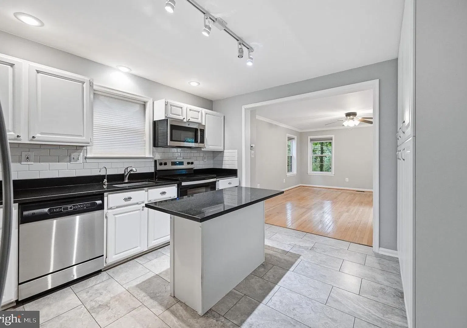 Beautiful & Spacious 5 BR/2.5 Bath home — Photo 4