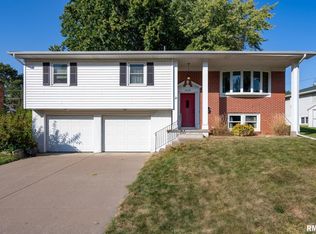 2824 Carriage Hill Dr, Davenport, IA 52807