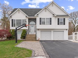 18 Nicole Ln, Coram, NY 11727