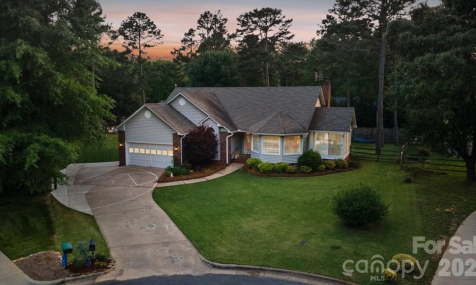1st image of 104 Gallarie Pl