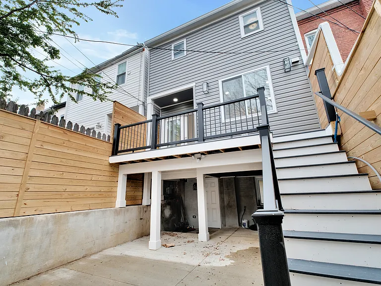 913 L St NE — Photo 46