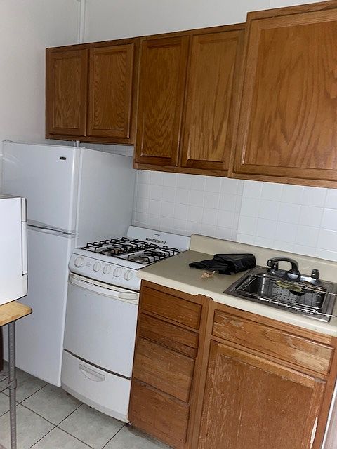 1st image of 429 W 45th St #4