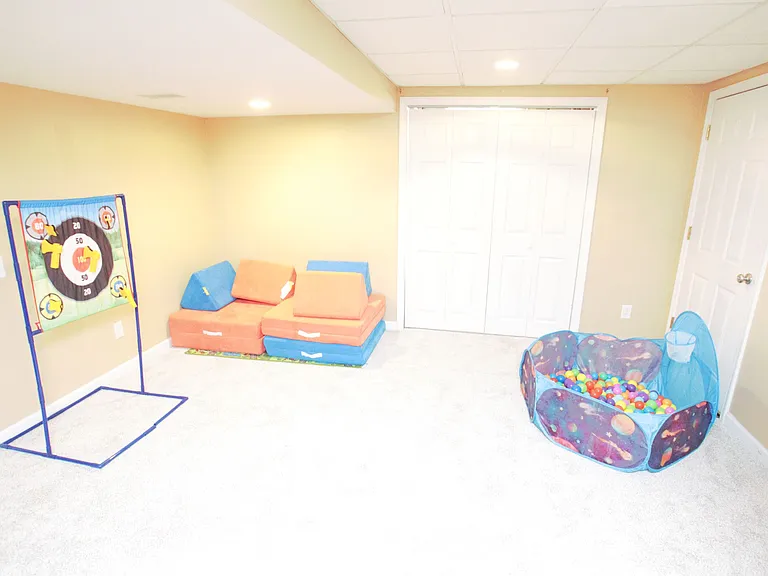 98 Thorndale Cir — Photo 37