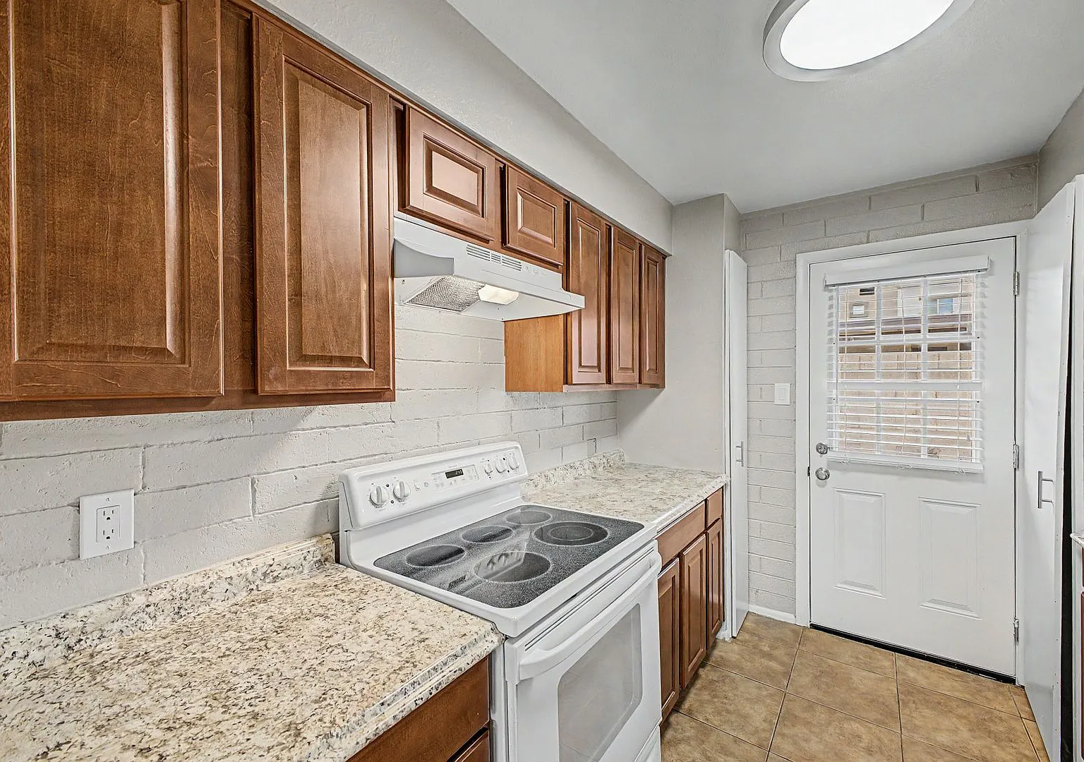 Alexsi Apartments — Photo 2
