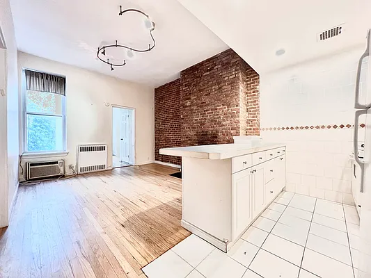 Rented by Bond New York | media 5