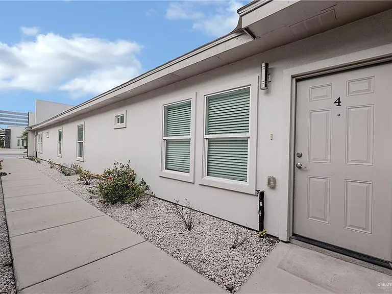 1012 E La Cantera Ave #4 — Photo 3
