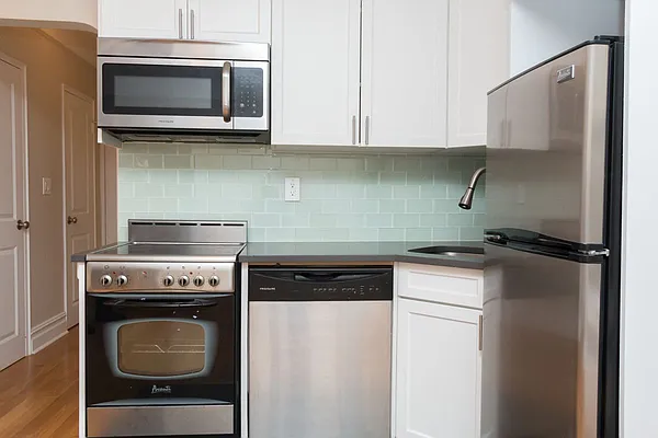 Rented by Waldstar Real Estate LLC | media 7