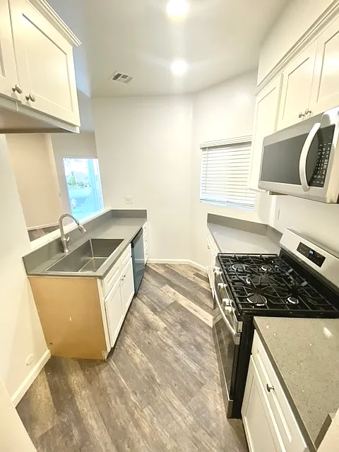 2 bed, 2.5 bath, 1400 sqft, $3,400 — Photo 4