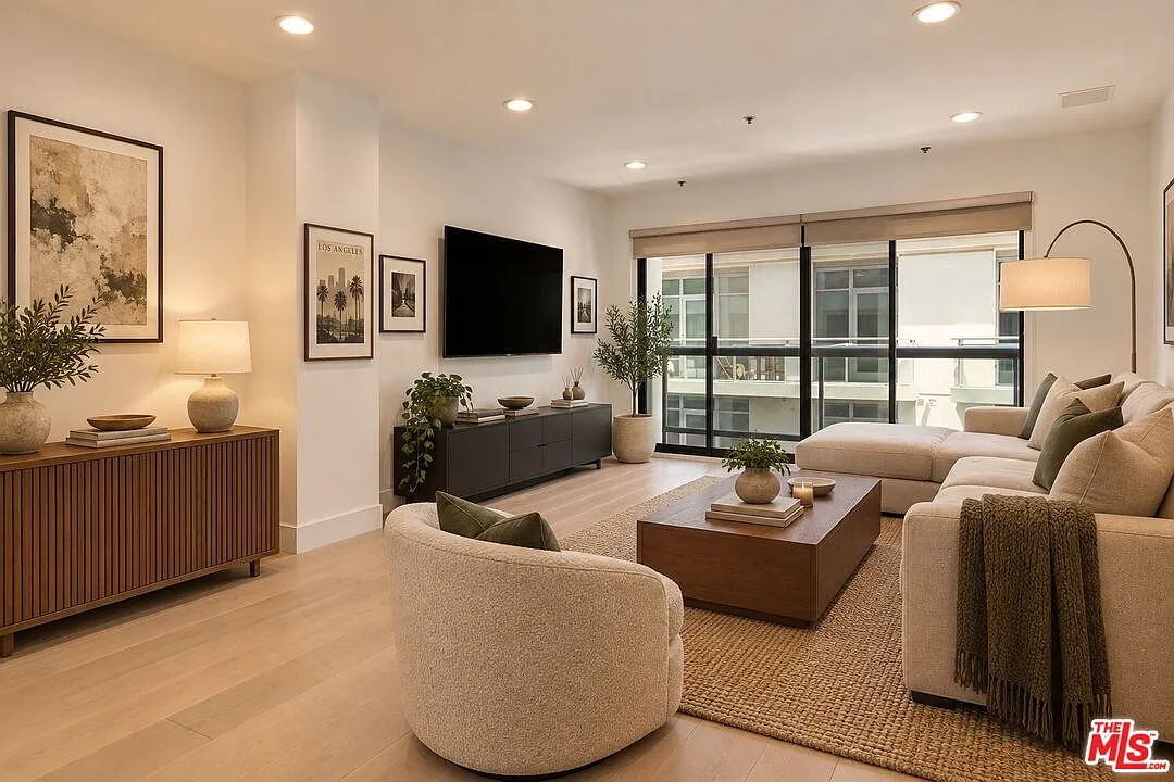 1 bed, 2.0 bath, 962 sqft, $5,450 — Photo 1
