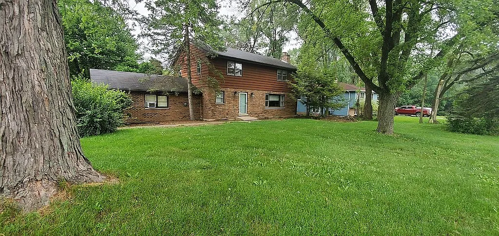 8055 Clarendon Hills Rd photo 1