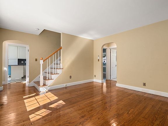 2nd image of 18 Lake St