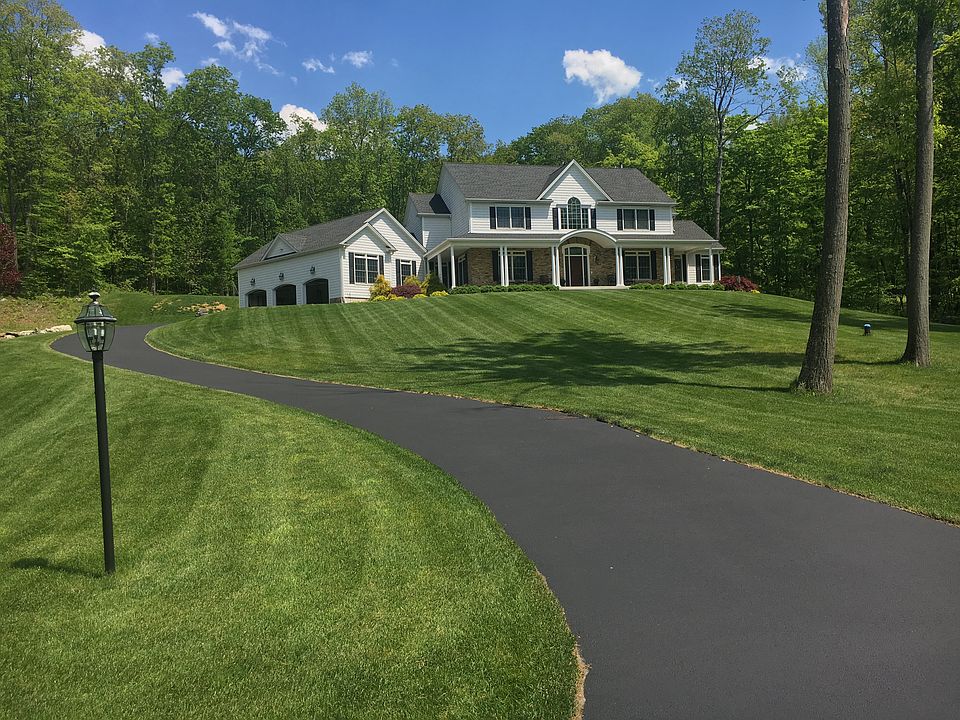 2nd image of 8 Spruce Ridge Dr