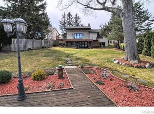 2324 Grove Park Rd, Fenton, MI 48430