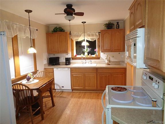 5th image of 32 Elmwood Park W