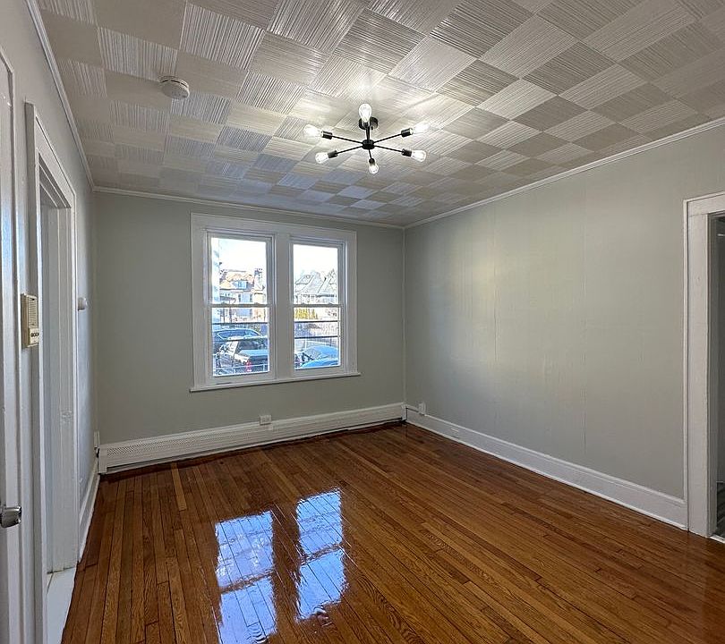1st image of 240 E 9th St APT 3