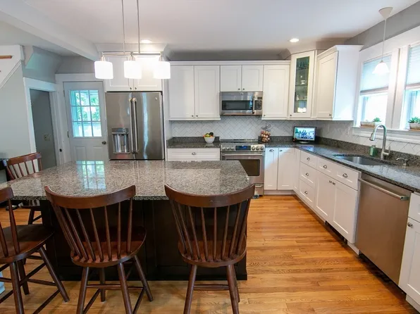 10 Makepeace St, Saugus, MA 01906