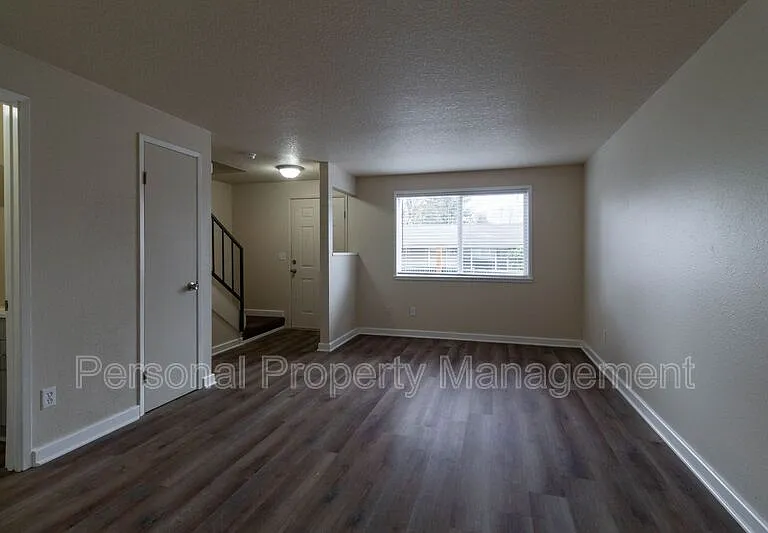 1327 Z St #B — Photo 2
