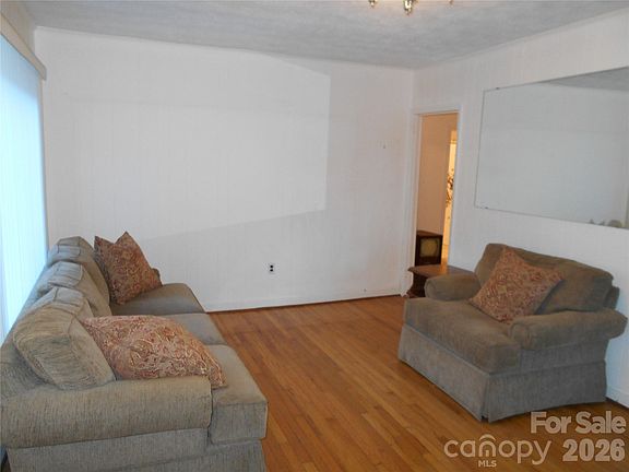 5th image of 18 Herron St