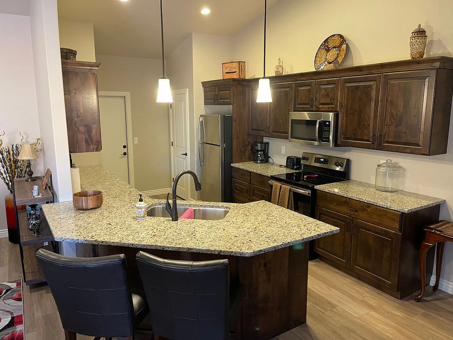 Available Now! 3 bed fully furnished home for rent in Ivin 3,6,9,12 month lease — Photo 4