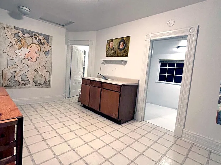 708 York St — Photo 2