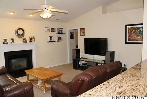 3 bed, 2.0 bath, 1978 sqft, $1,800 — Photo 2