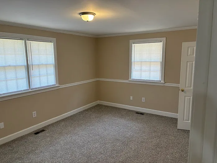102 Weaver Dr — Photo 4