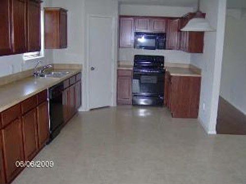 2nd image of 2924 Thistlewood Dr