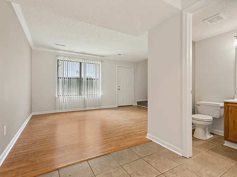 2812 S Greenwood Dr — Photo 1